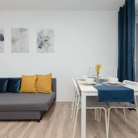 Bright In With Bathtub And Balcony By Renters Apartment Warschau