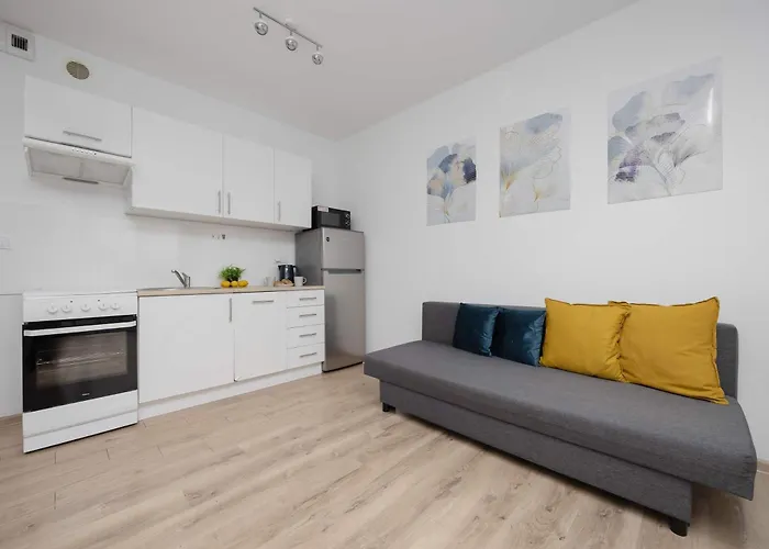 Bright In With Bathtub And Balcony By Renters Lejlighed Warszawa