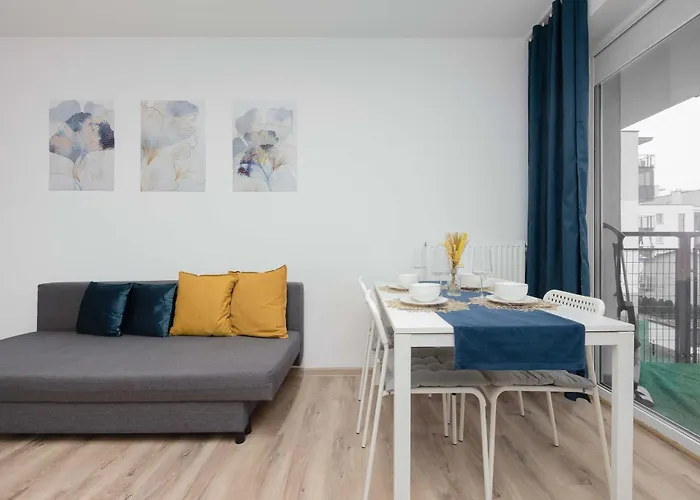 Bright In With Bathtub And Balcony By Renters Lejlighed Warszawa