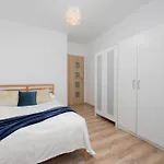 Bright In With Bathtub And Balcony By Renters