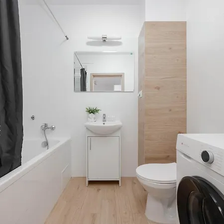 Bright In With Bathtub And Balcony By Renters * Warschau