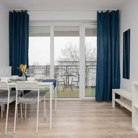 Bright In With Bathtub And Balcony By Renters Varšava