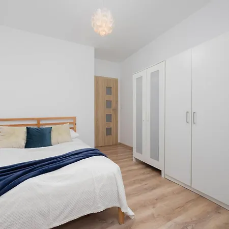 Bright In With Bathtub And Balcony By Renters