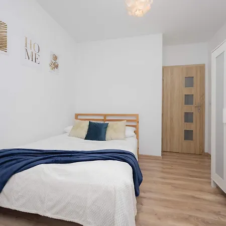 Lejlighed Bright In With Bathtub And Balcony By Renters Warszawa