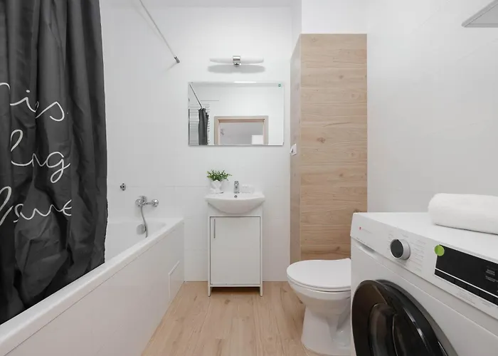 Bright In With Bathtub And Balcony By Renters * Varšava