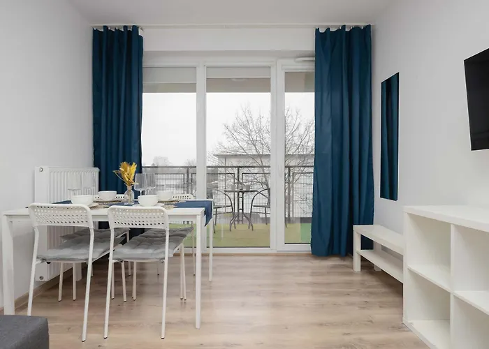 Bright In With Bathtub And Balcony By Renters Varšava