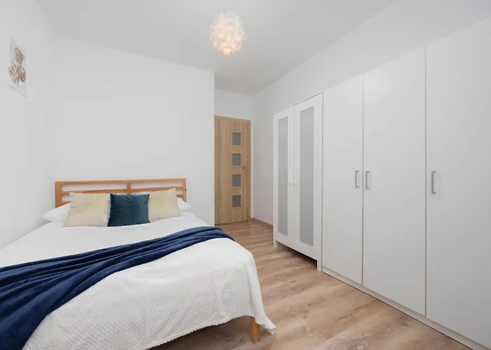 Bright In With Bathtub And Balcony By Renters