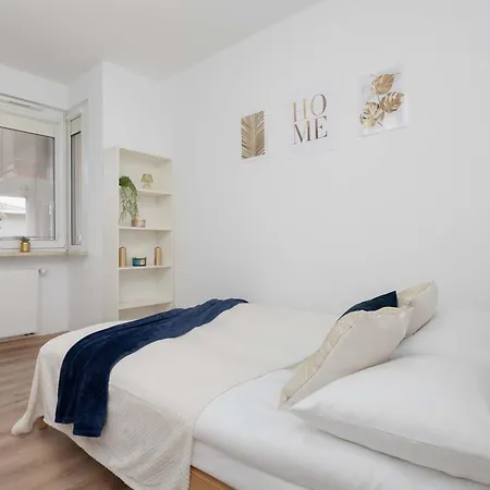 Appartement Bright In With Bathtub And Balcony By Renters *