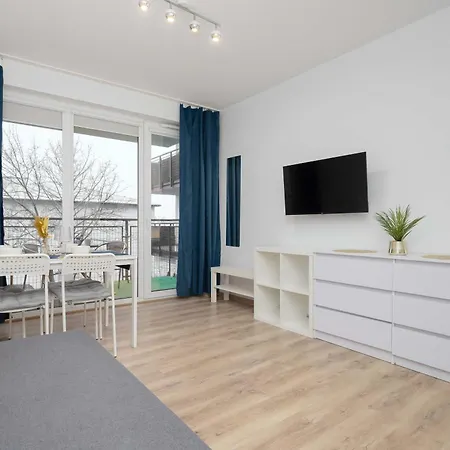 Bright In With Bathtub And Balcony By Renters Appartement Varsovie
