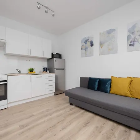 Bright In With Bathtub And Balcony By Renters Appartement Varsovie